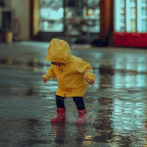 imperméable enfant qui saute dans la pluie